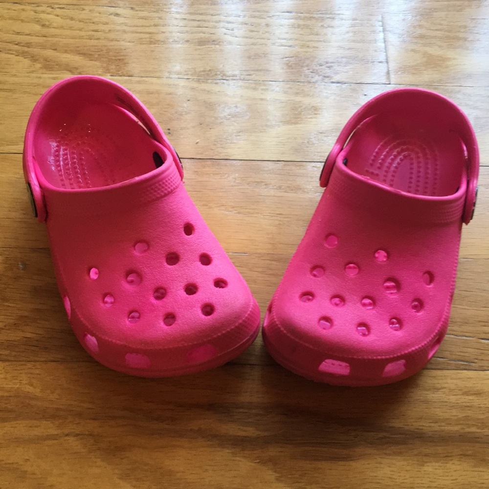 CROCS!